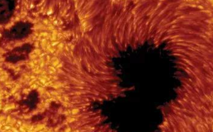 经过科学家们的探索，太阳黑子是太阳表面怎样的现象？