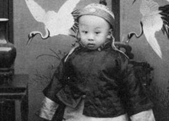 清朝末代皇帝溥仪的童年生活有多悲哀？经历了什么