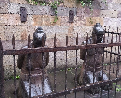 岳飞墓前为什么只有几个奸臣的跪像，没有宋高宗赵构的跪像呢？