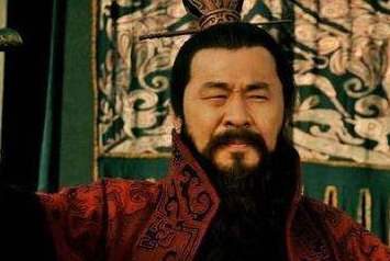 曹操用七年夺取袁绍地盘，这时刘备在干嘛？