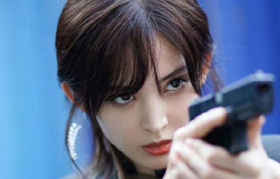 《风暴舞》古力娜扎饰演女主，造型御姐成亮点