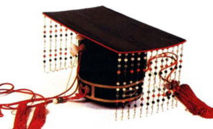 皇帝的帽子上有一道&ldquo;门帘&rdquo;，有什么作用？