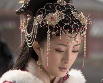 王昭君出塞前过着怎样的生活？她为什么会被派去和亲？