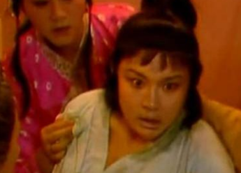 贾宝玉被暗害后，贾政和小妾赵姨娘的态度如何？