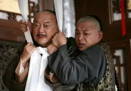 和珅被赐死时拿出保命诏书 上面三个字为何会成为压倒最后的稻草