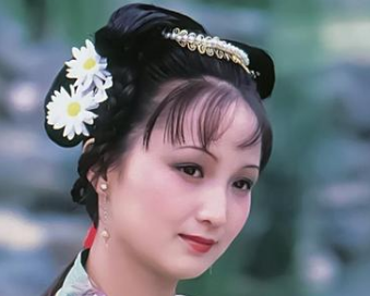 管家探春被赵姨娘难堪后拿平儿立威，是为何？