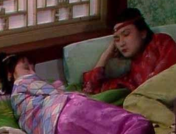 袭人将醉酒的芳官放在贾宝玉的床上，是为何？