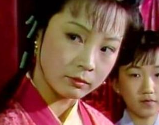 司棋去厨房里打砸摔，王熙凤知道后是什么态度？