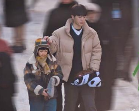 《左肩有你》改编自哪部小说？为什么会遭到原著粉的反对？