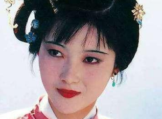 红楼梦中薛宝钗都有哪些常人之处，能让贾府的人愿意与她亲近?