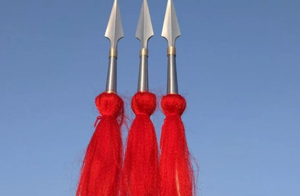 冷兵器红缨枪的枪头为什么带红缨呢？