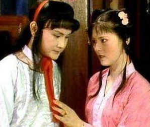 红楼梦中袭人选择离开贾府的原因是什么？与宝玉有关吗
