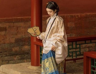 《闺怨》王昌龄所作的闺怨诗，将妻子们的心理描写得淋漓尽致
