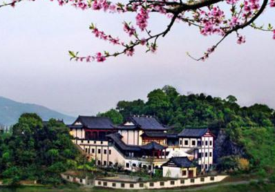 《水调歌头·游览》黄庭坚所作，表现了他对污浊的现实社会的不满