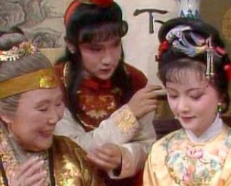 红楼梦中贾母要大办薛宝钗生日时，王熙凤是何态度