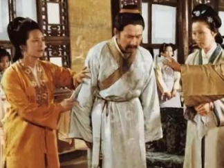 红楼梦中李纨得知贾宝玉被打后，为何会哭？