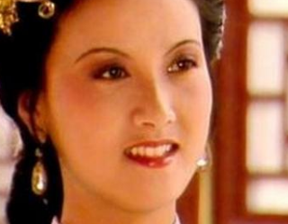 红楼梦中对于金玉良缘一说，王夫人的态度如何？