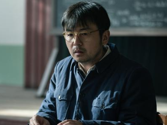 《功勋》第二单元讲述核物理学家于敏的故事，由雷佳音主演