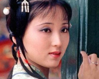 红楼梦中对于木石情缘，贾元春的态度如何？