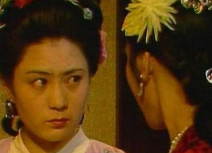 红楼梦中赵姨娘大闹议事厅有何缘由？平儿是如何借位的？