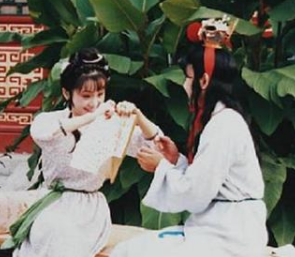 红楼梦中晴雯是如何知道宝玉与袭人之间的关系的？