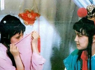 红楼梦中林黛玉主动叫袭人嫂子是因为什么？她不吃醋吗
