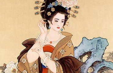 杨贵妃的生平如何？她为何被称为“羞花”？