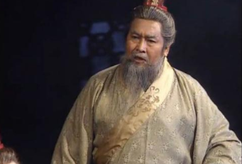 周瑜打黄盖的时候，为何诸葛亮不上去求情呢？