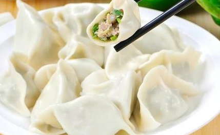 饺子在中国传统节日中扮演什么角色？历史上又有哪些记载？