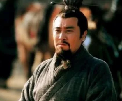 刘备关羽和张飞三人对战吕布的时候  三人为什么打不过吕布