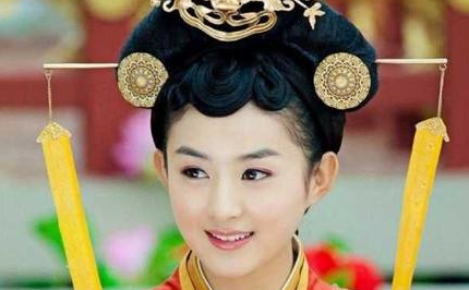 随着哪位皇帝的主政，陆令萱在后宫占有举足轻重的地位？