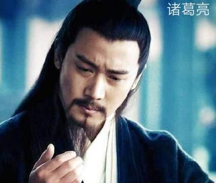 书上说诸葛亮上朝都带着上百侍卫 这能说明诸葛亮专权吗