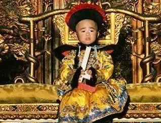 末代皇帝溥仪是何时登基的？大典上他的表现如何