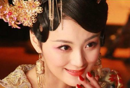 冯小怜为什么要赤裸的躺在桌子上供大臣欣赏？