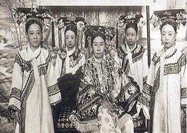皇帝不能上朝亲政时，太后把持朝政后为何要“垂帘”？