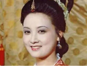 贾母的八十大寿，王熙凤被婆婆姑母和尤氏坑了的原因是什么？