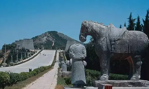 揭秘：唐朝早期的陵墓布局有何特点？