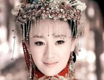 董鄂妃：清朝首位皇贵妃，为何她死后会被一贬再贬？