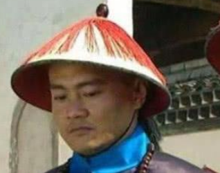 雍正登基后，派胤禩在阿灵阿的墓碑上加了8个字是什么？