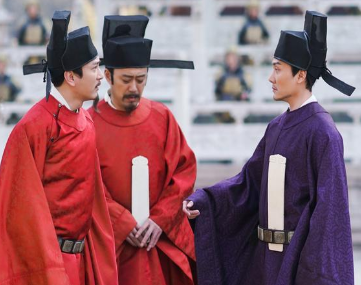 历史上第一个得丞相官名的是谁？最后一个丞相又是谁？