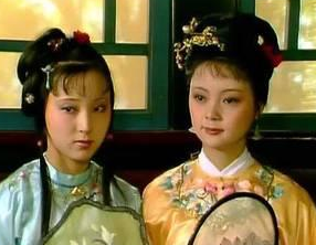 贾宝玉生日时，黛玉为何会喝下了宝钗漱口的半杯茶水？