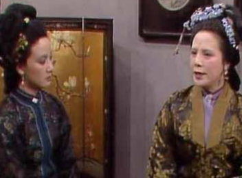 红楼梦中邢夫人与王夫人在家族是什么地位？她们关系如何?