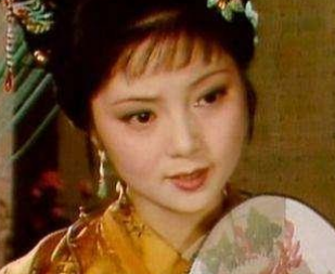 红楼梦中薛宝钗特意举办螃蟹宴的目的是什么？