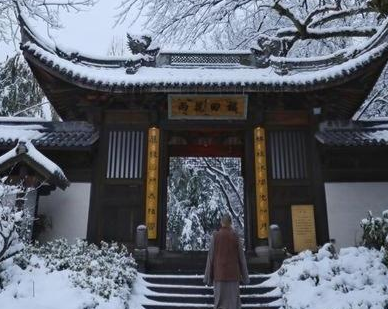 《题破山寺后禅院》常建所作，表达了作者对隐逸生活的向往