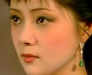红楼梦中在占花名时，薛宝钗得到的是什么花？