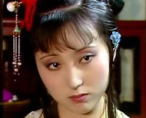 红楼梦中贾母是如何对待宝钗黛玉二人的？更喜欢谁
