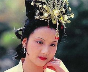 红楼梦中王夫人对王熙凤的不信任从哪里体现出来？