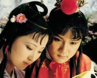 红楼梦中贾元春晋封贤德妃，贾宝玉是什么表现？