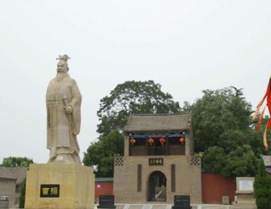 曹操为什么要在动荡的乱世中大兴土木，修建铜雀台呢？