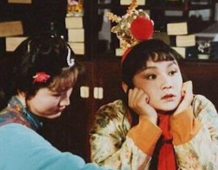 红楼梦中得知元春被封贤德妃后，贾宝玉是什么表现？